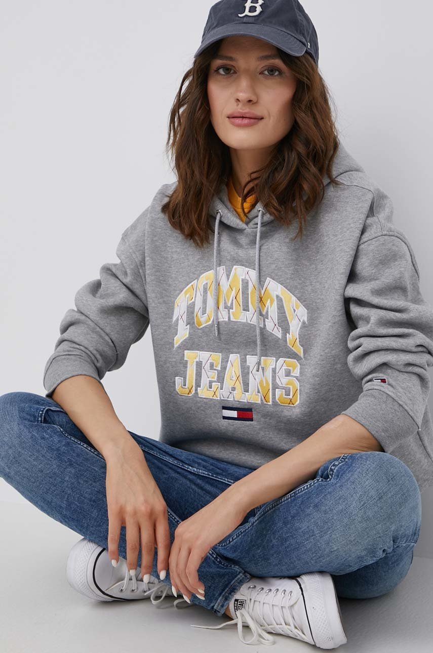 

Суичър Tommy Jeans дамски в сиво с апликация, Сив