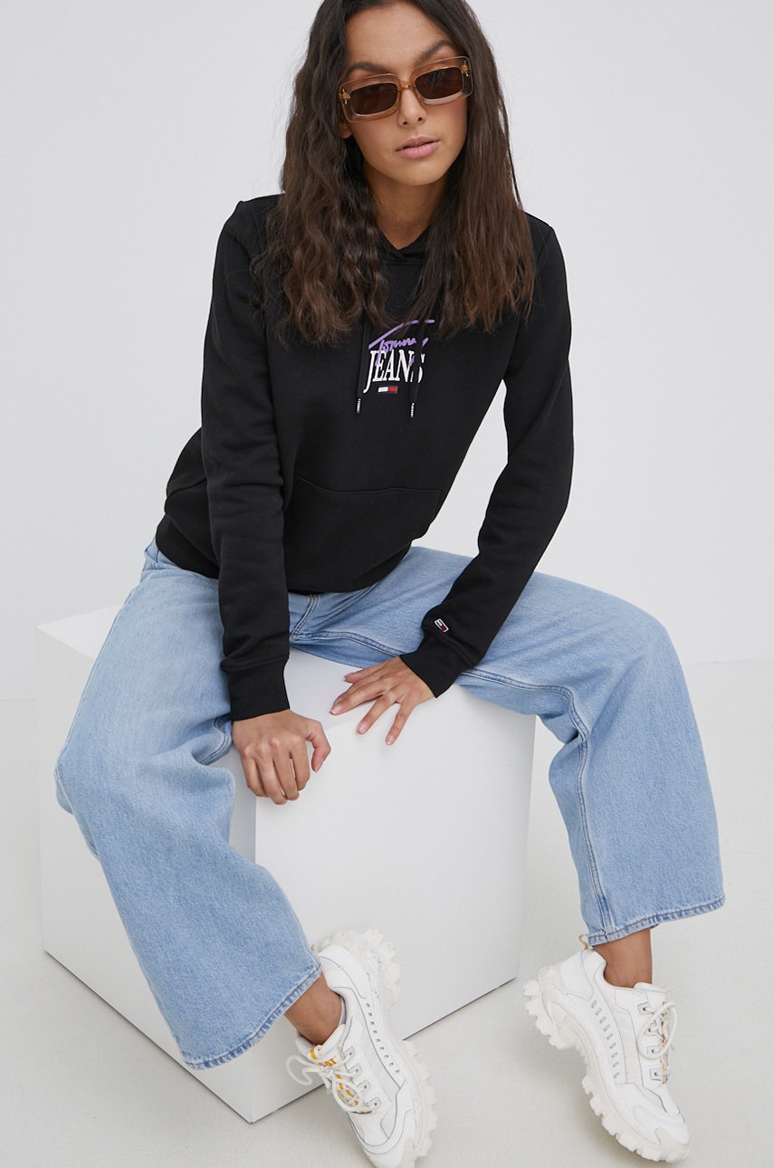 

Суичър Tommy Jeans дамски в черно с принт, Черен