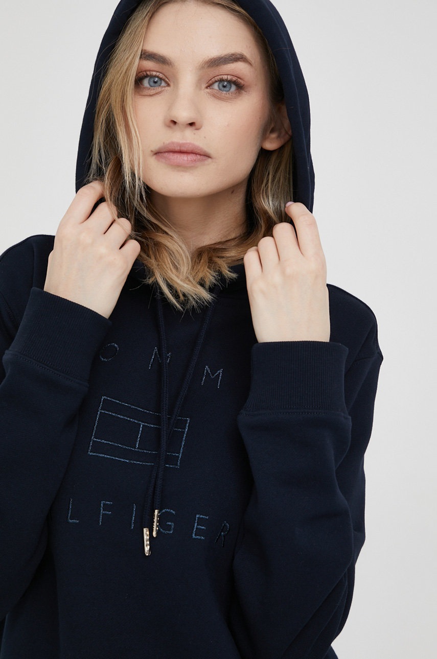 

Памучен суичър Tommy Hilfiger дамска в тъмносиньо с апликация, Тъмносин