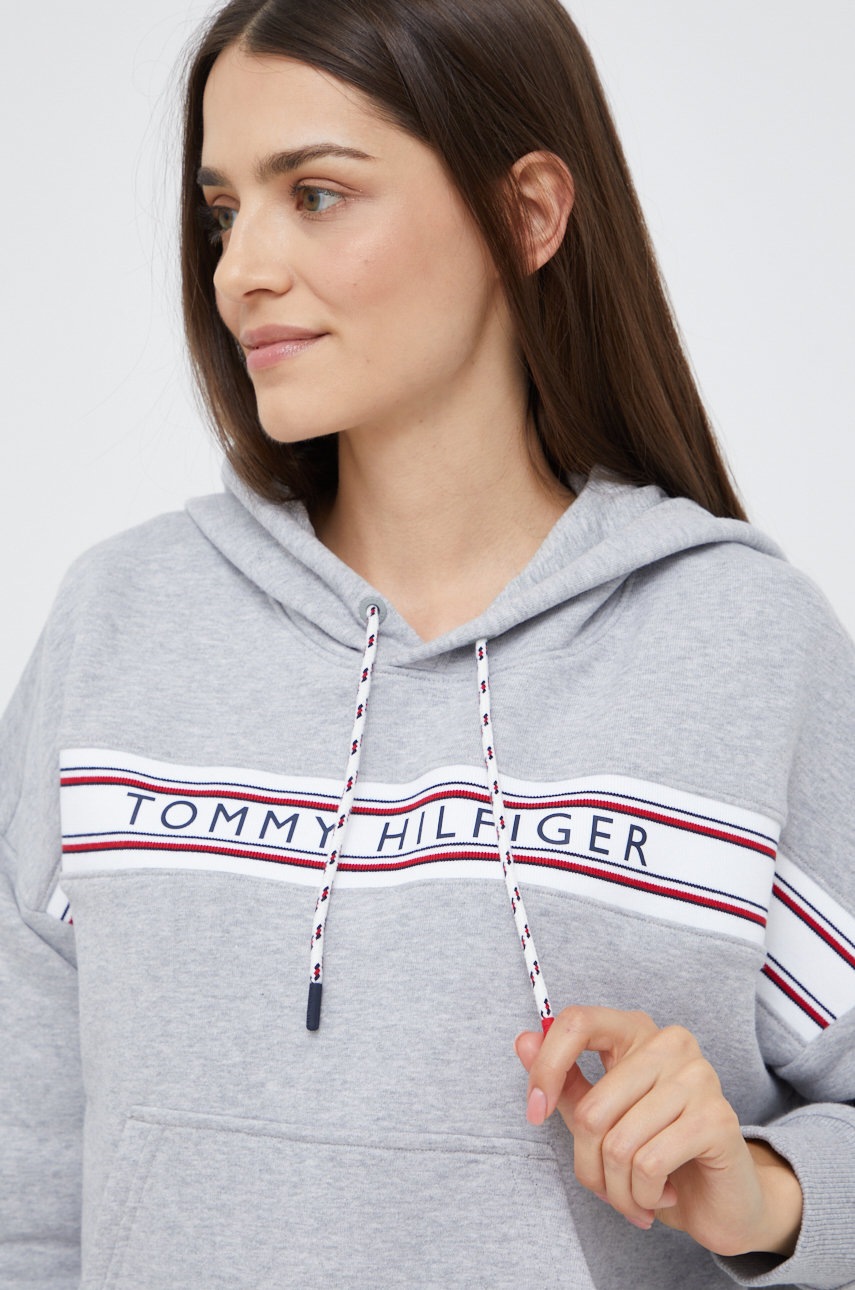 

Суичър Tommy Hilfiger в сиво с апликация, Сив