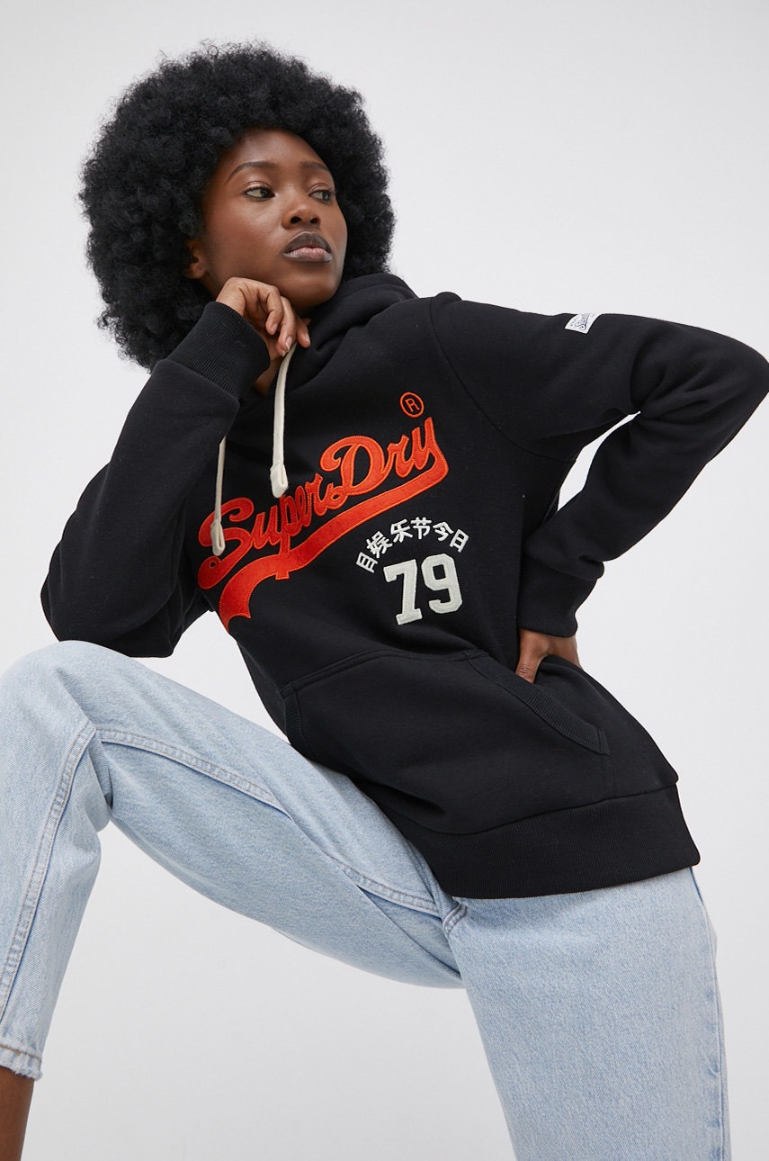 

Суичър Superdry дамска в черно с апликация, Черен