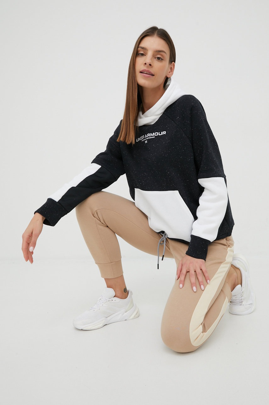 

Суичър Under Armour 1369851 в черно с апликация, Черен