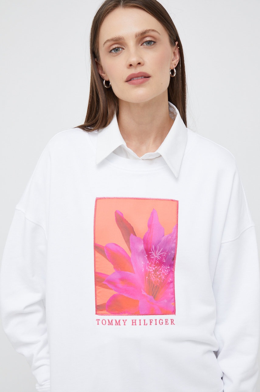 

Памучен суичър Tommy Hilfiger в бяло с апликация, Бял