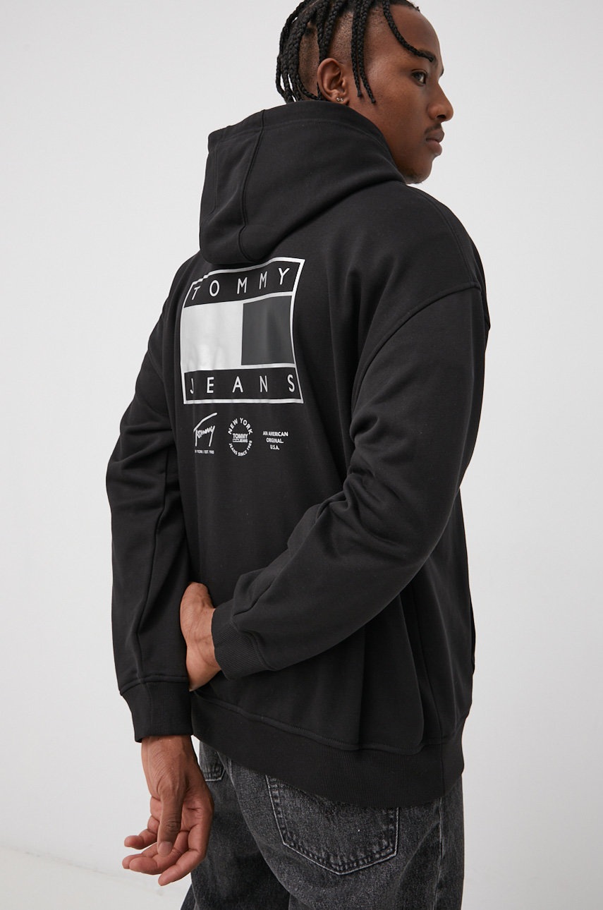 

Суичър Tommy Jeans мъжки в черно с апликация, Черен