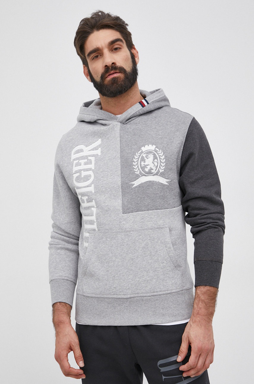

Суичър Tommy Hilfiger мъжки в сиво с апликация, Сив