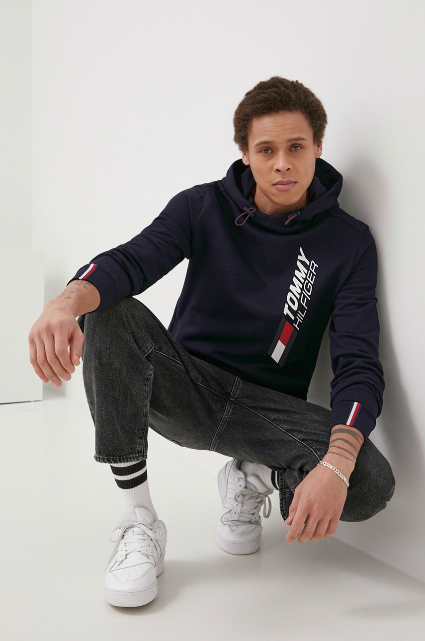 

Памучен суичър Tommy Hilfiger мъжки в тъмносиньо с принт, Тъмносин