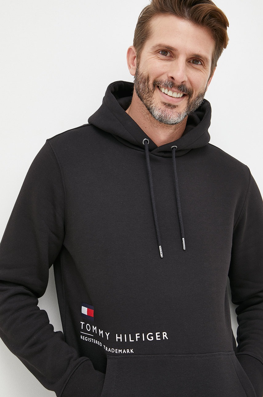 

Суичър Tommy Hilfiger в черно с принт, Черен