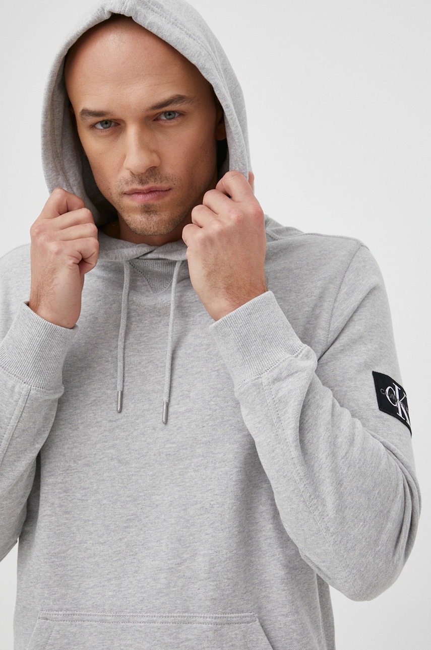 

Памучен суичър Calvin Klein Jeans мъжка в сиво с апликация, Сив