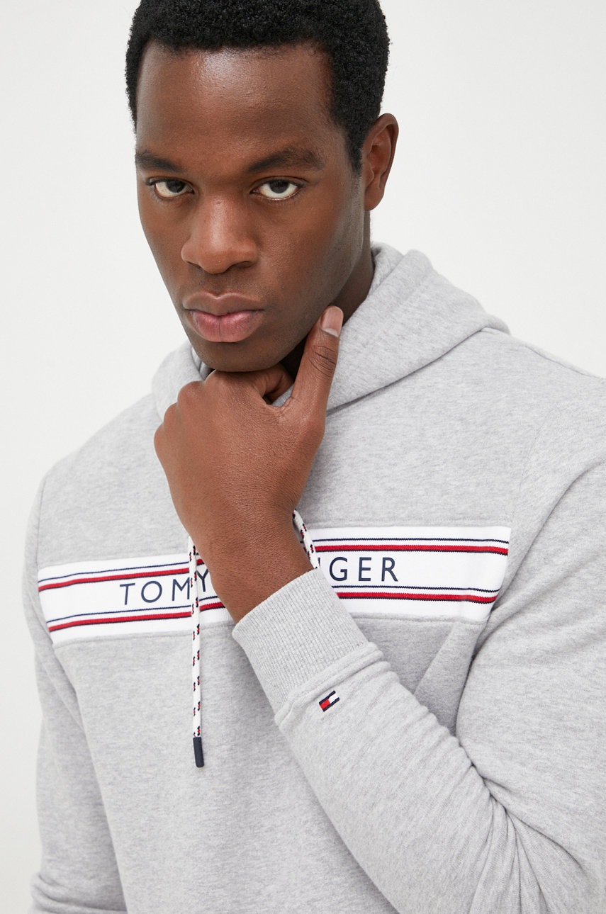 

Суичър Tommy Hilfiger в сиво с апликация, Сив
