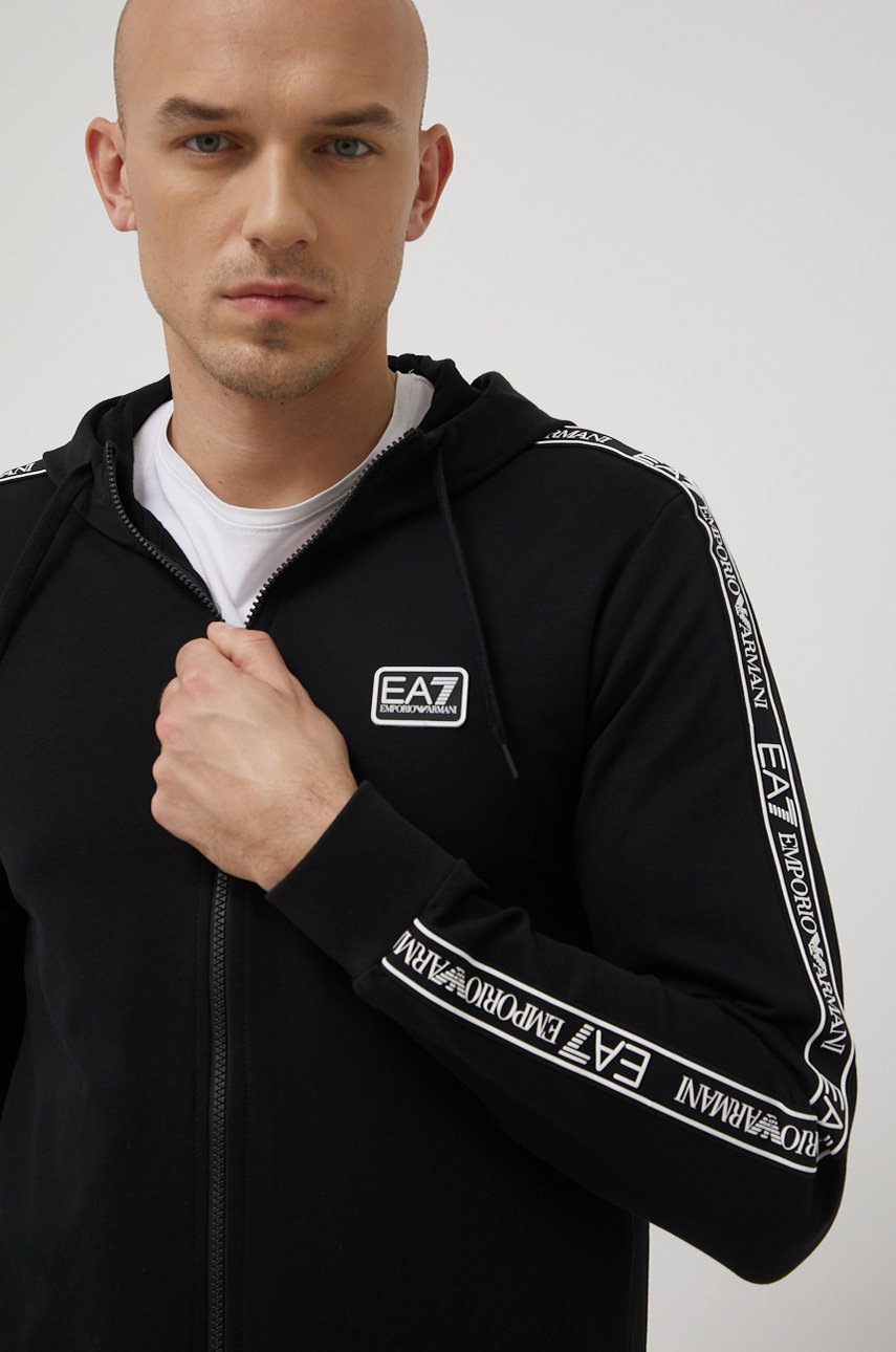 

Памучен суичър EA7 Emporio Armani мъжка в черно с апликация, Черен