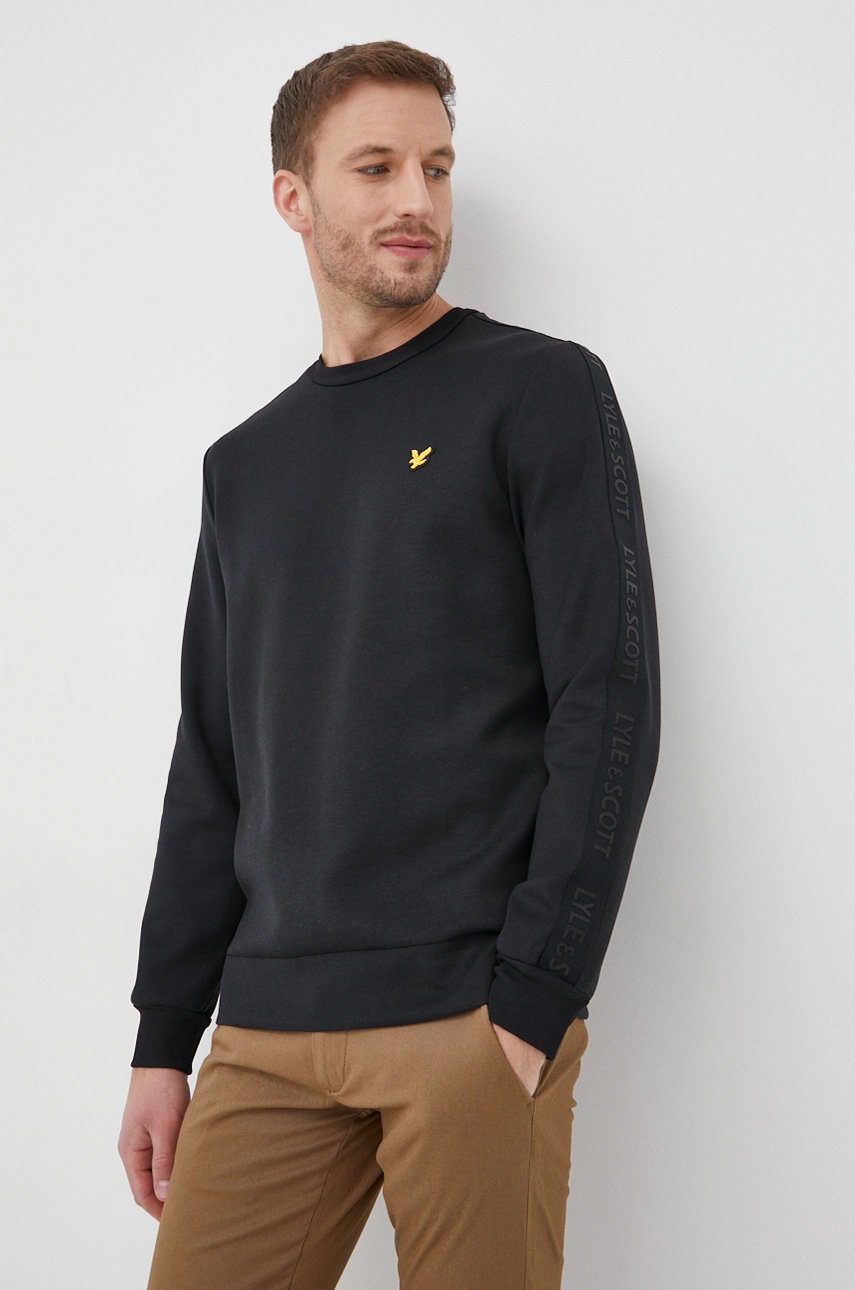

Суичър Lyle & Scott мъжка в черно с апликация, Черен