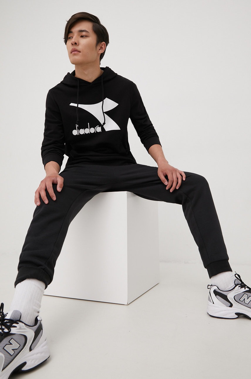

Кофта Diadora чоловіча колір чорний з принтом