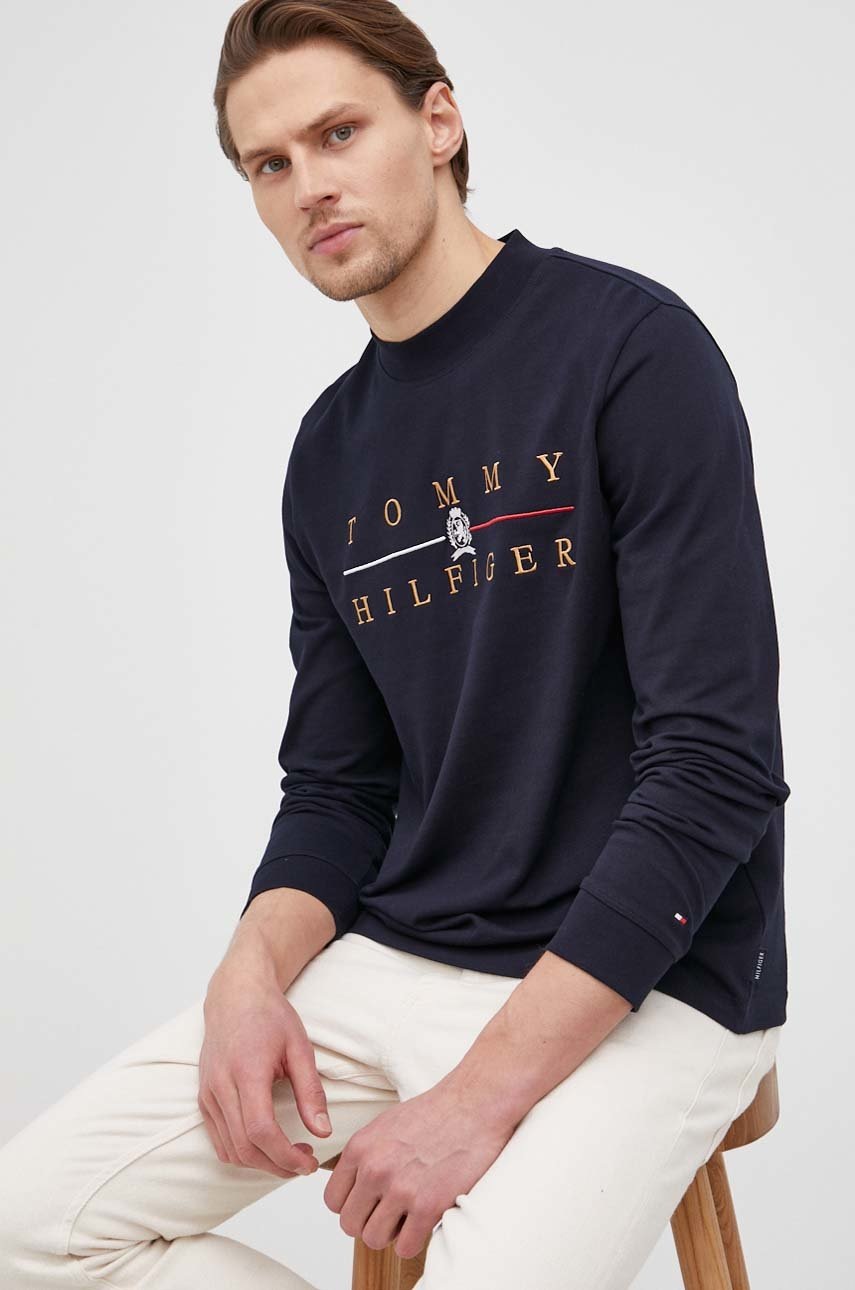 

Памучна блуза с дълги ръкави Tommy Hilfiger в тъмносиньо с апликация, Тъмносин