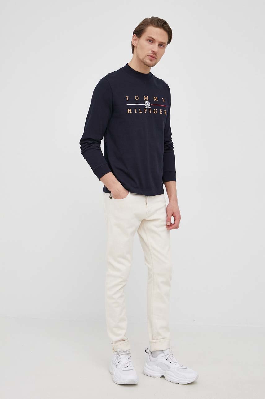 

Бавовняний лонгслів Tommy Hilfiger колір синій з аплікацією