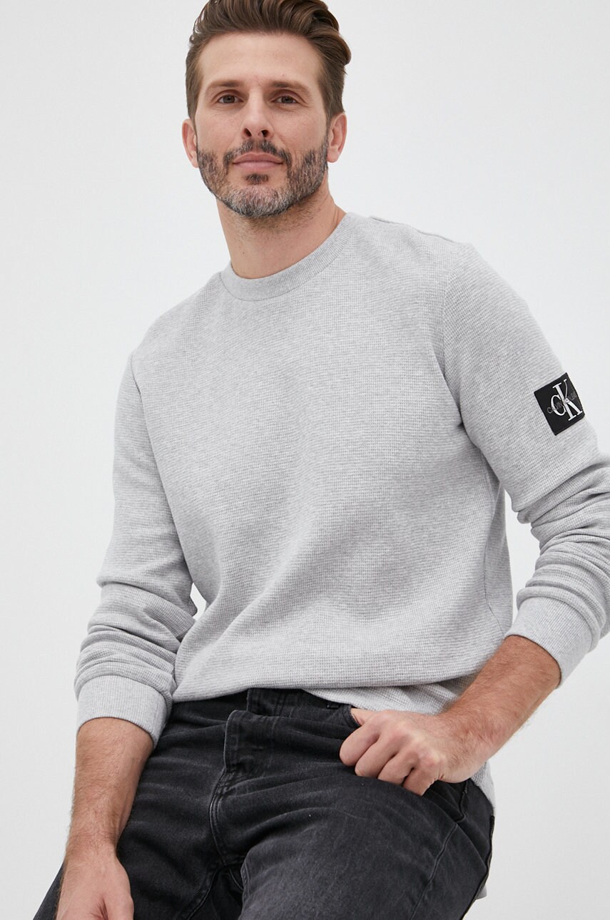 

Памучен пуловер Calvin Klein Jeans в сиво, Сив