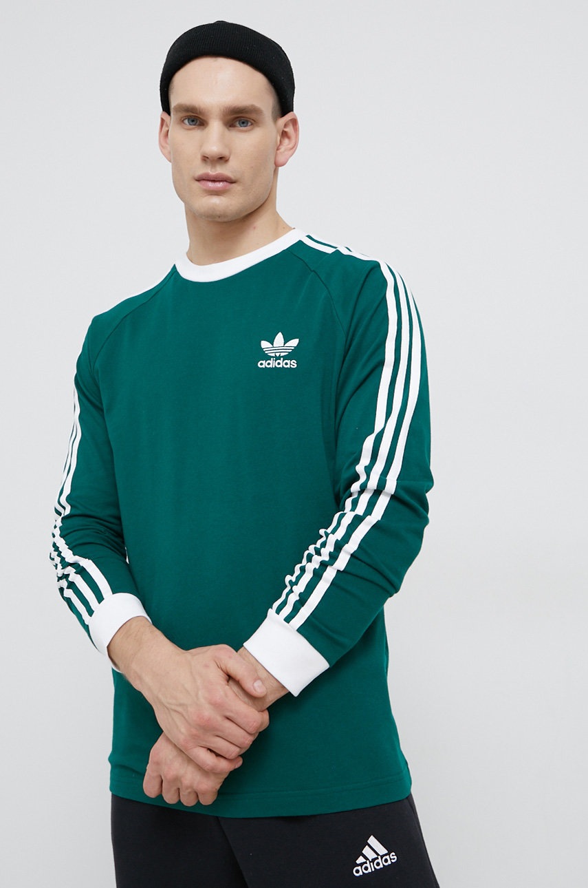 

Бавовняний лонгслів adidas Originals колір зелений з аплікацією