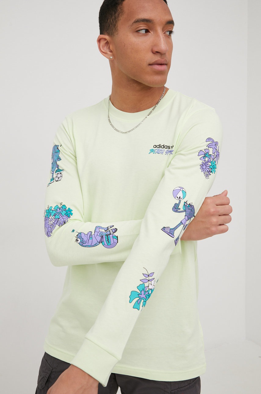 

Хлопковый лонгслив adidas Originals цвет зелёный с принтом