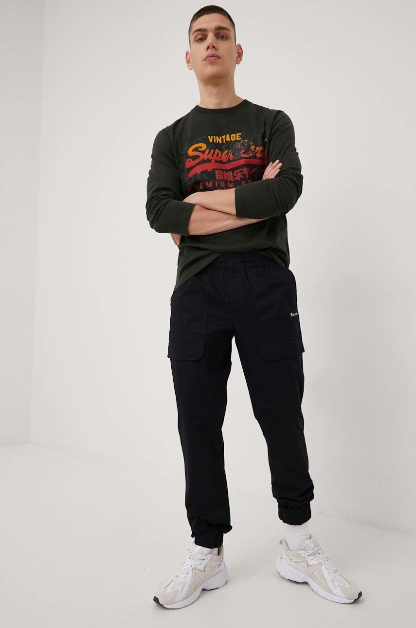 

Хлопковый лонгслив Superdry цвет зелёный с принтом