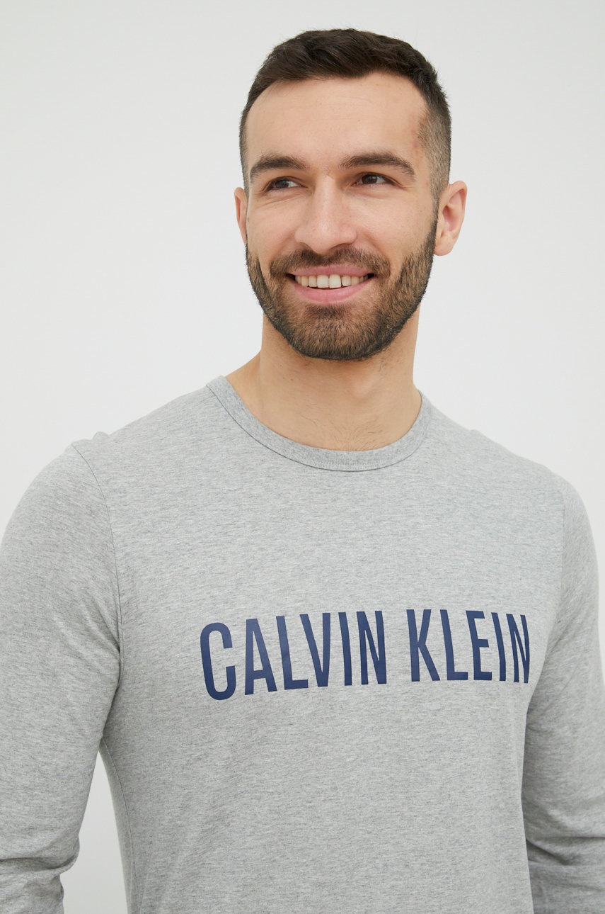 

Памучно горнище на пижама с дълги ръкави Calvin Klein Underwear в сиво меланж на, Сив