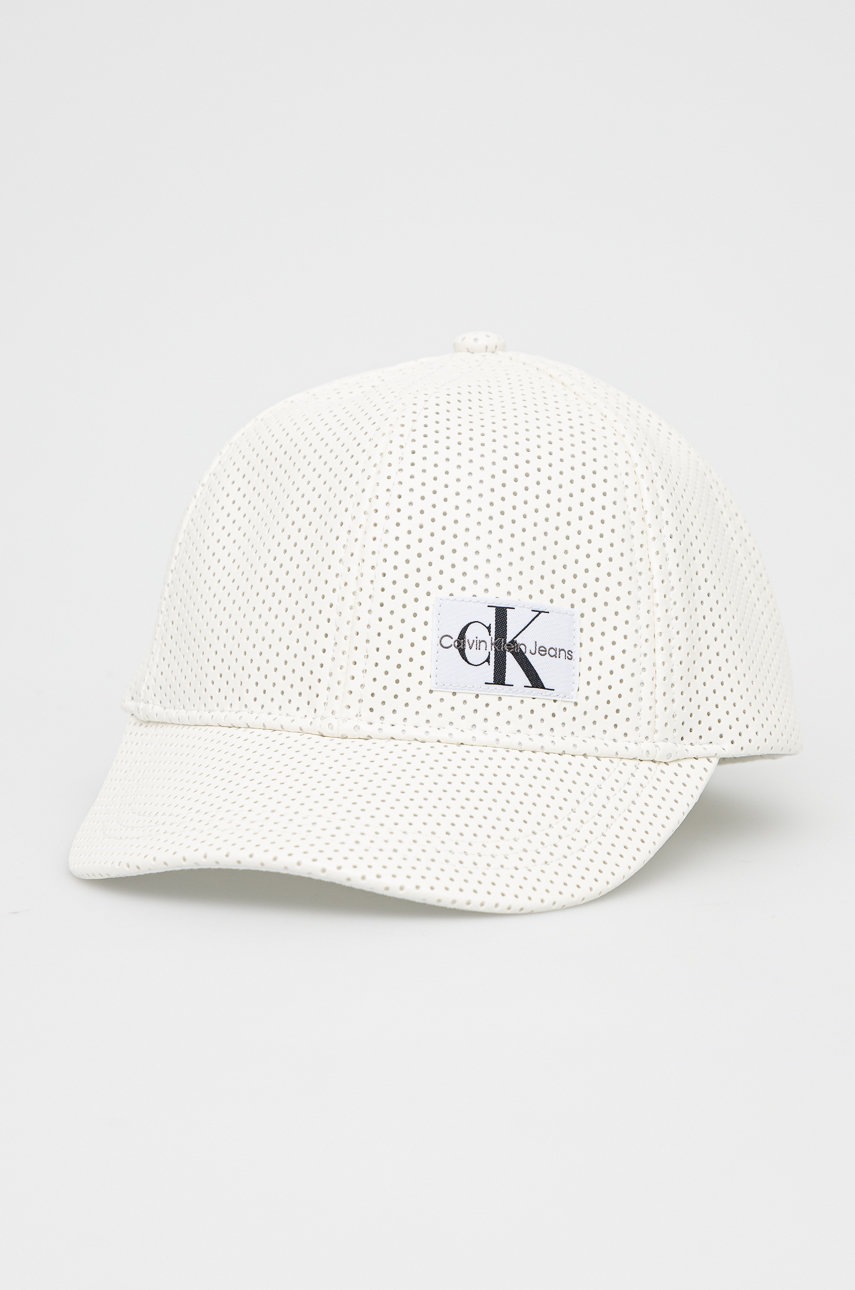 

Шапка Calvin Klein Jeans в бяло с изчистен дизайн, Бял