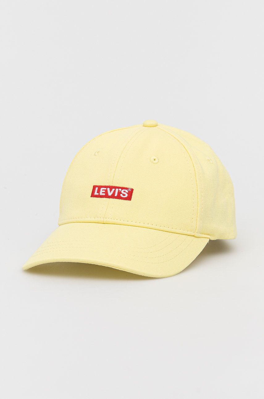 Levi's czapka bawełniana kolor żółty z aplikacją