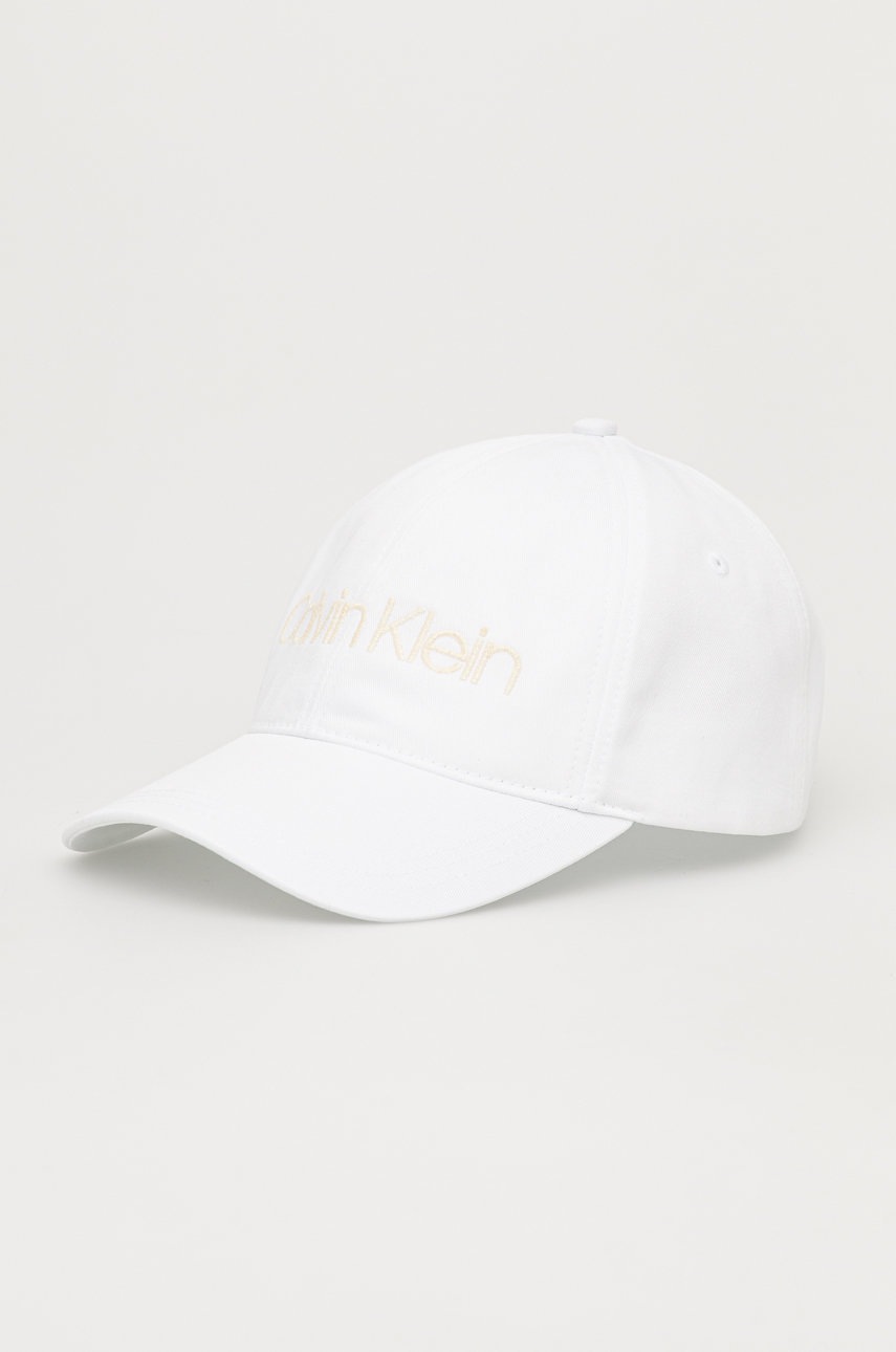 

Памучна шапка Calvin Klein в бяло с апликация, Бял