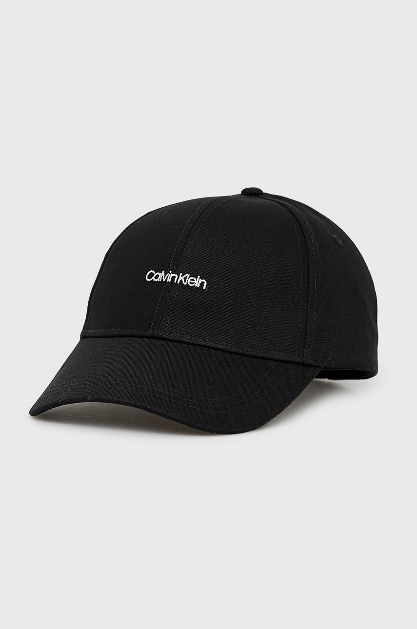 

Шапка Calvin Klein в черно с изчистен дизайн, Черен