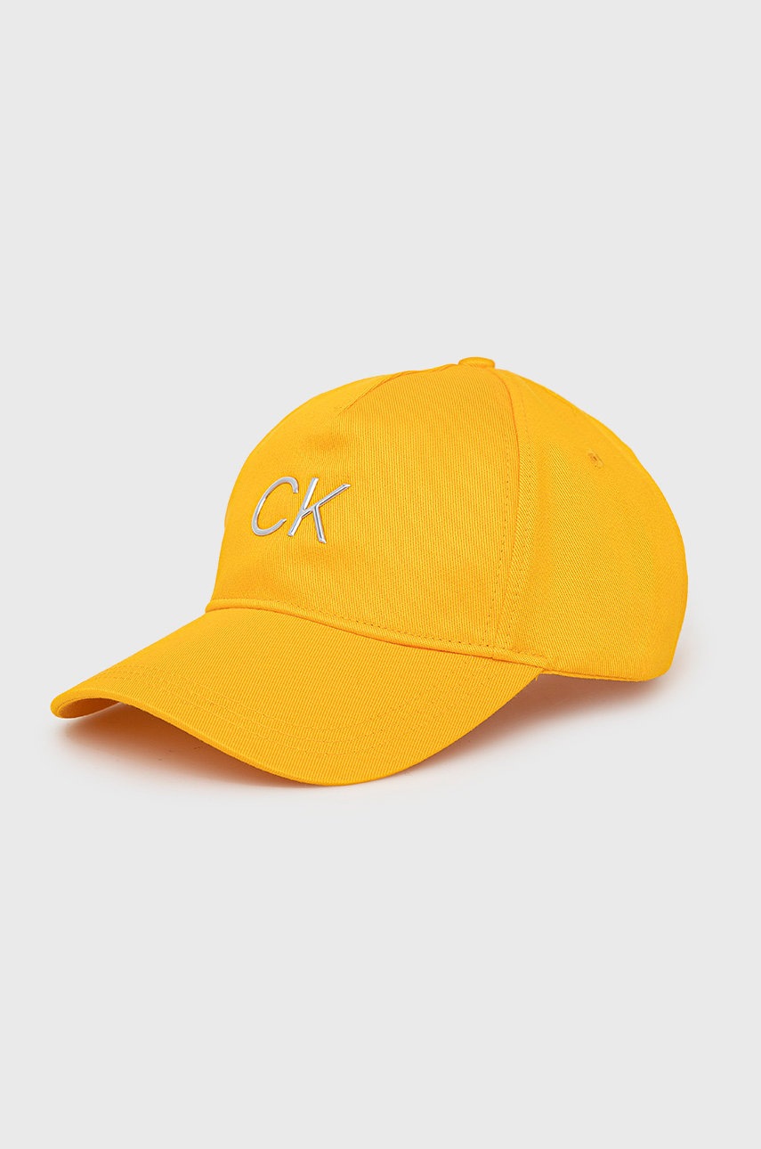 

Шапка Calvin Klein в жълто с апликация, Жълт