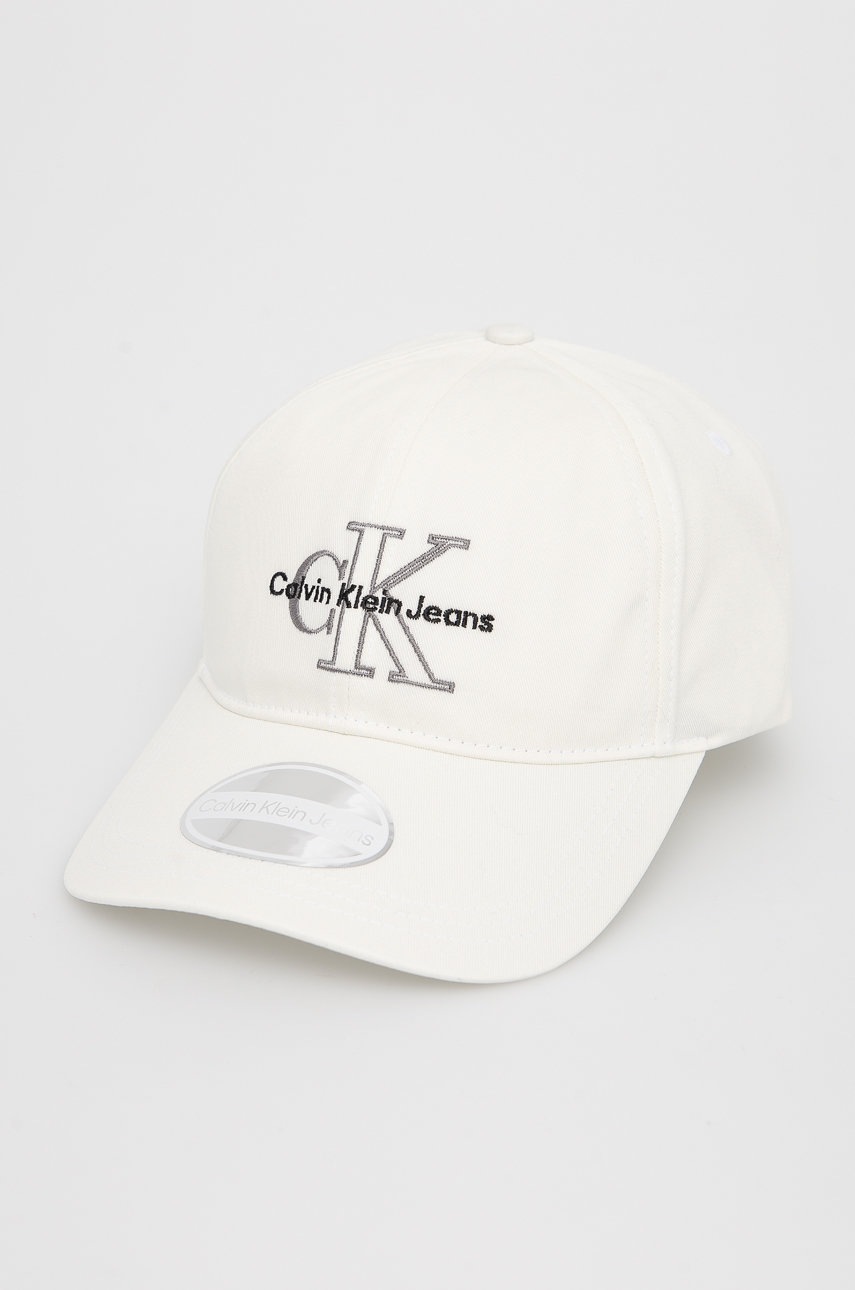 

Памучна шапка Calvin Klein Jeans в бяло с апликация, Бял