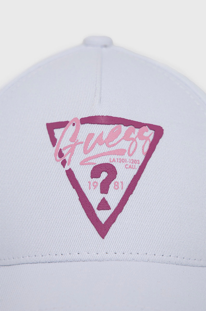 

Детская хлопковая кепка Guess цвет белый с принтом