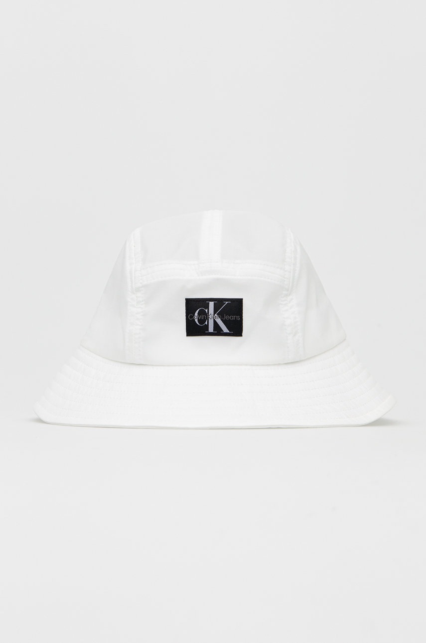 

Детска капела Calvin Klein Jeans в бяло, Бял