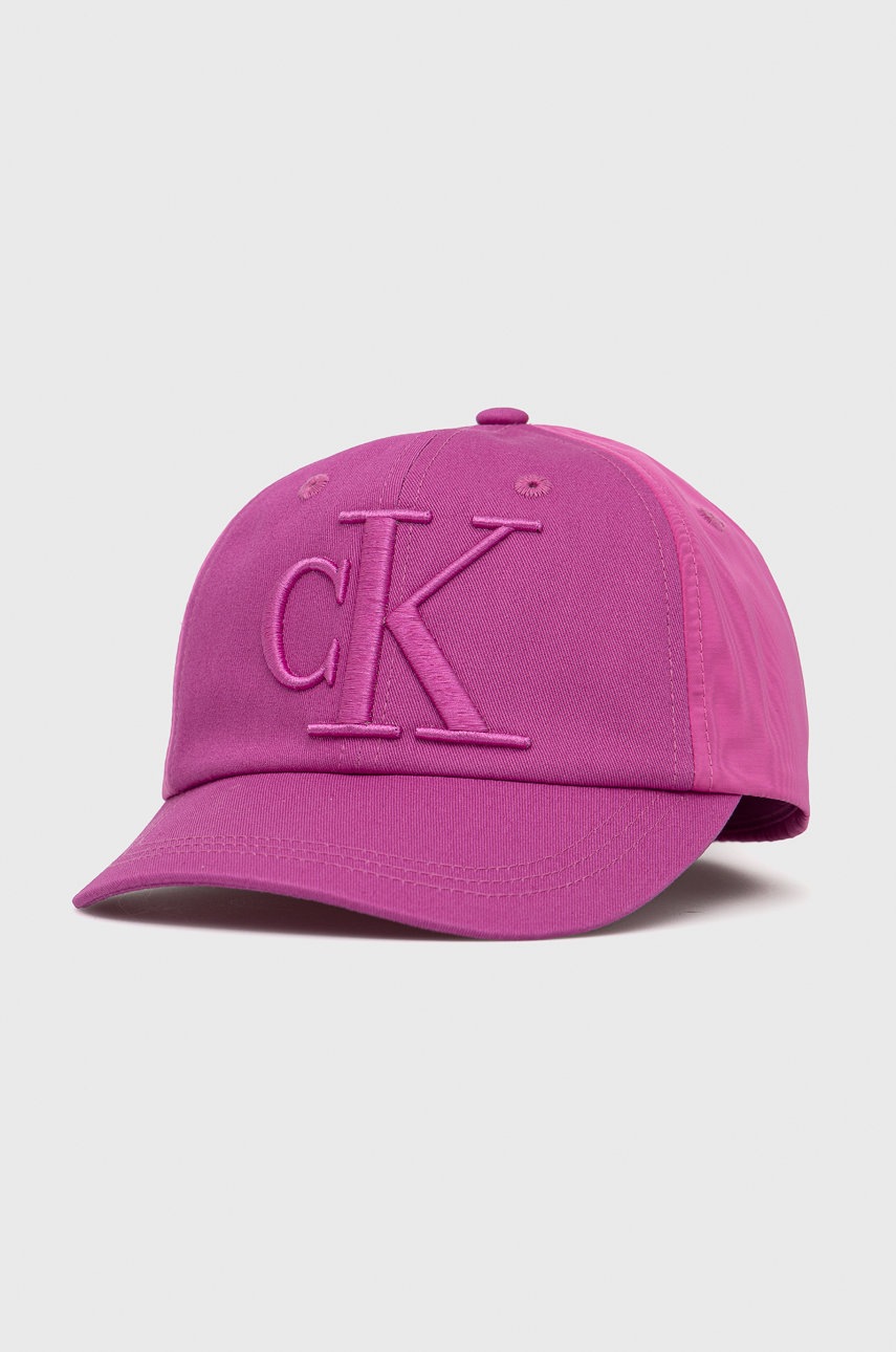 

Шапка Calvin Klein Jeans в розово с изчистен дизайн, Розов