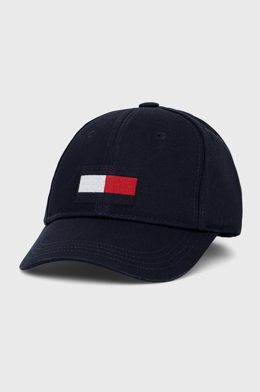 

Детска памучна шапка Tommy Hilfiger в тъмносиньо с апликация, Тъмносин
