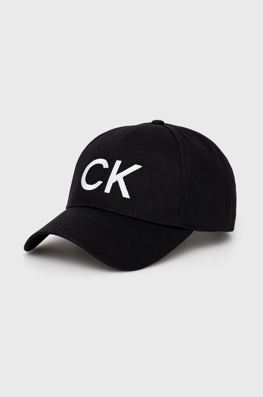 

Памучна шапка Calvin Klein в черно с апликация, Черен