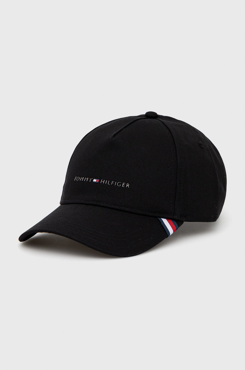 

Памучна шапка Tommy Hilfiger 1985 в черно с апликация, Черен