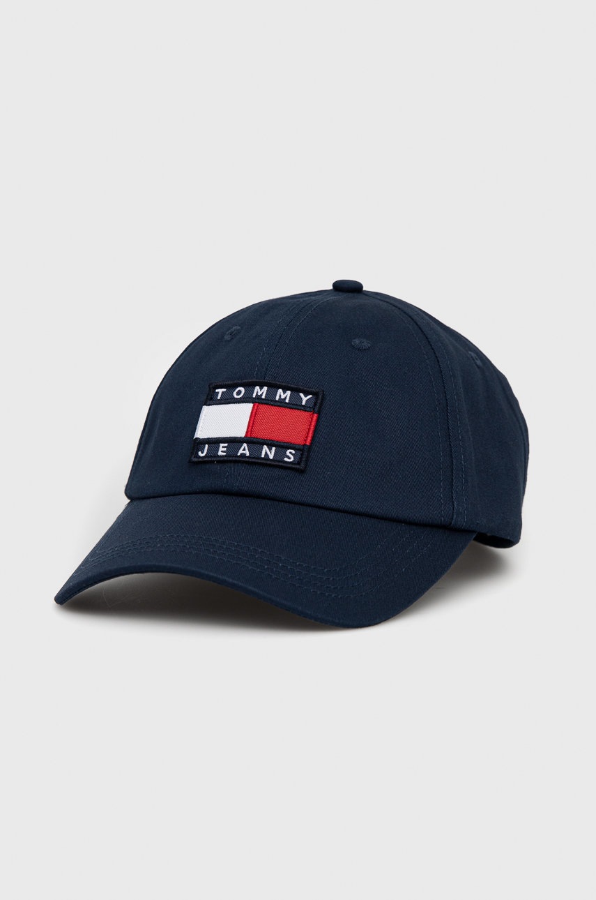

Памучна шапка Tommy Jeans в тъмносиньо с апликация, Тъмносин