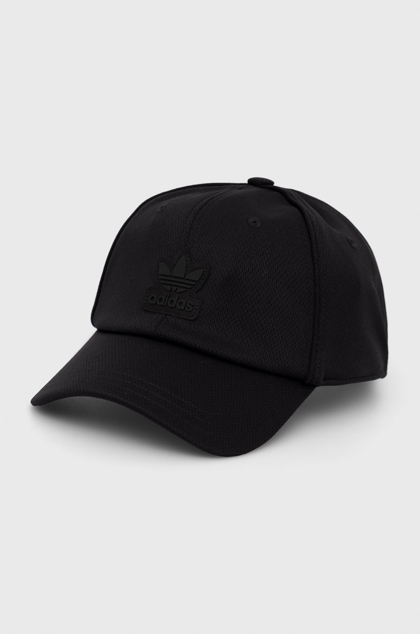 

Шапка adidas Originals HD9725.M в черно с апликация, Черен