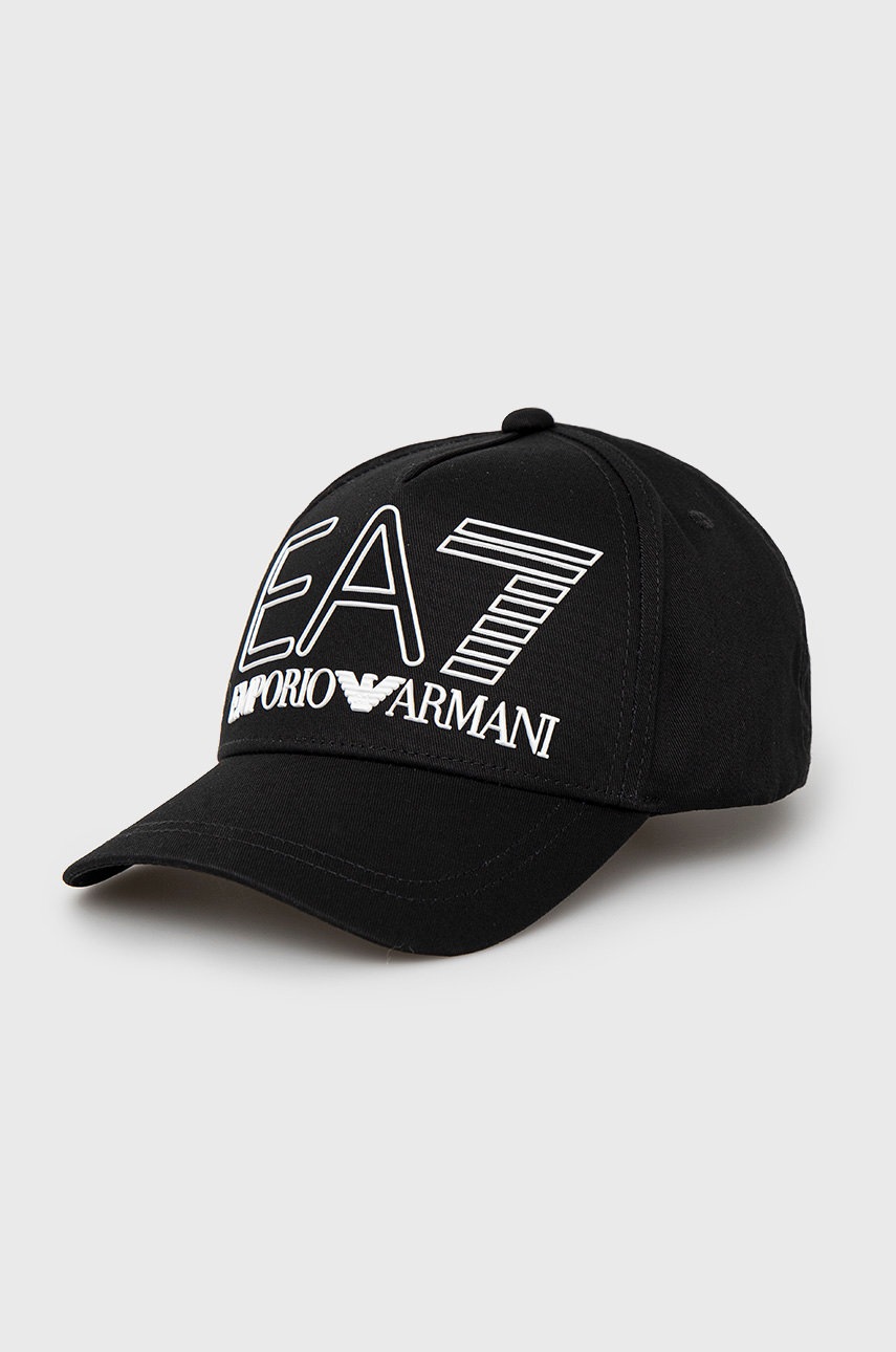 

Шапка EA7 Emporio Armani в черно с апликация, Черен