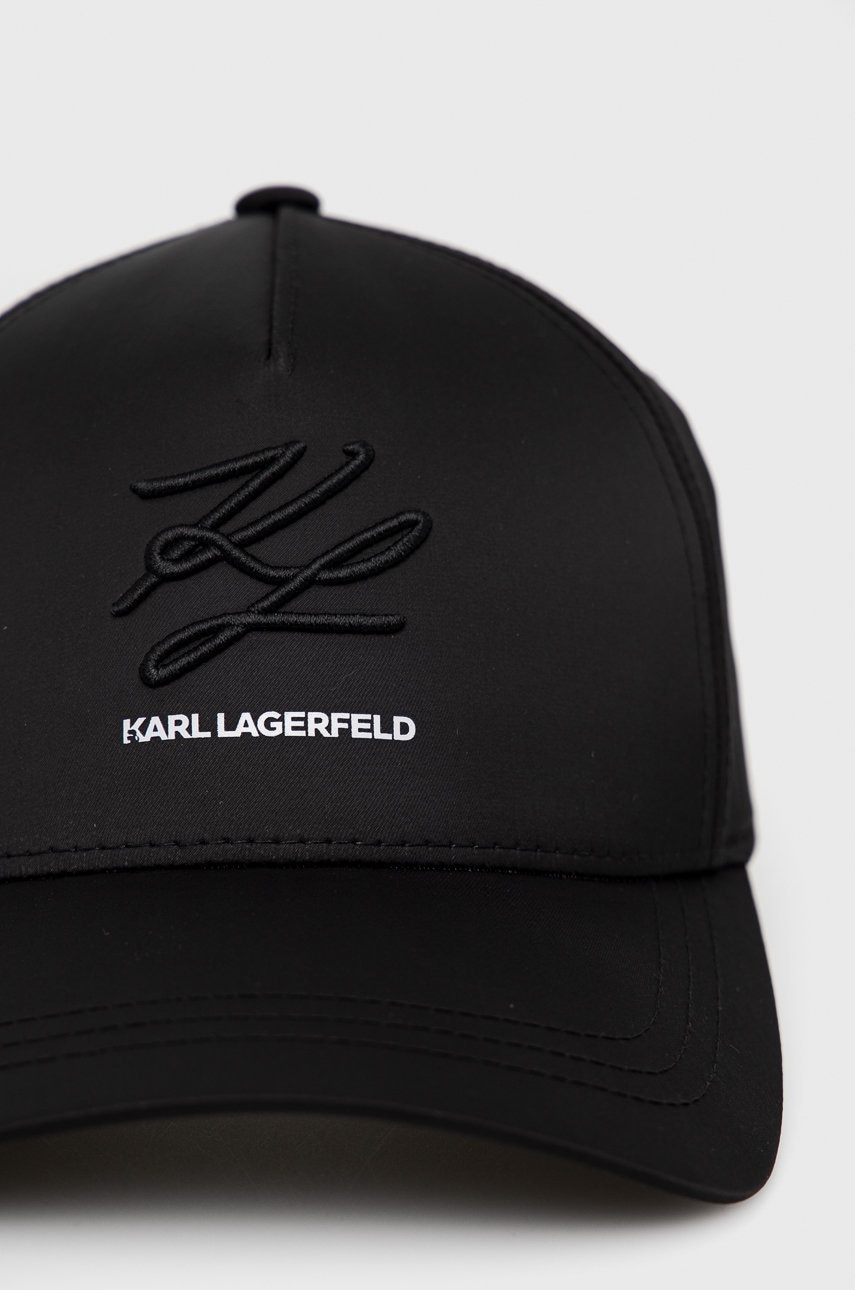 

Шапка Karl Lagerfeld цвет чёрный с аппликацией