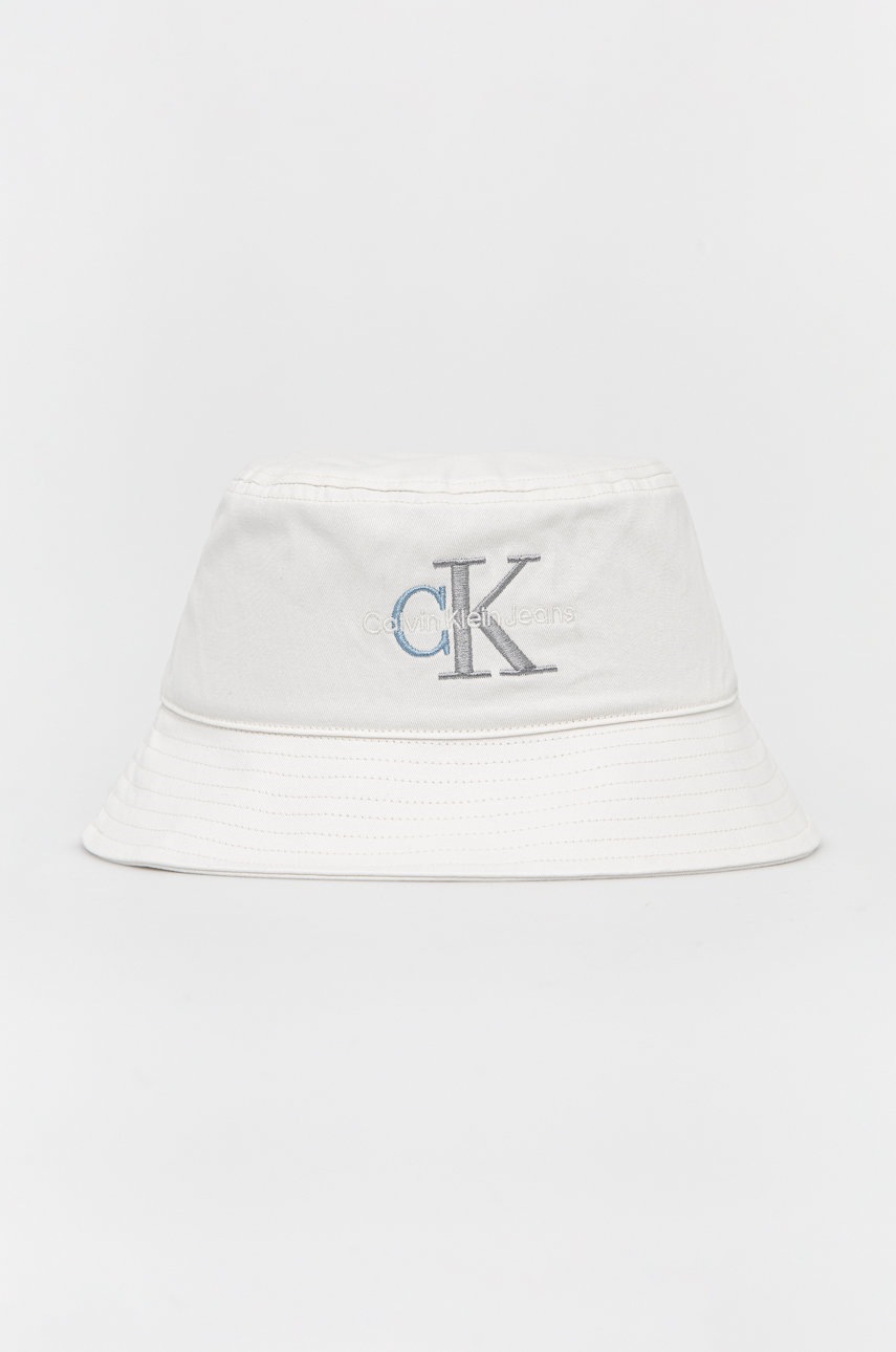 

Памучна капела Calvin Klein Jeans от памук, Бял