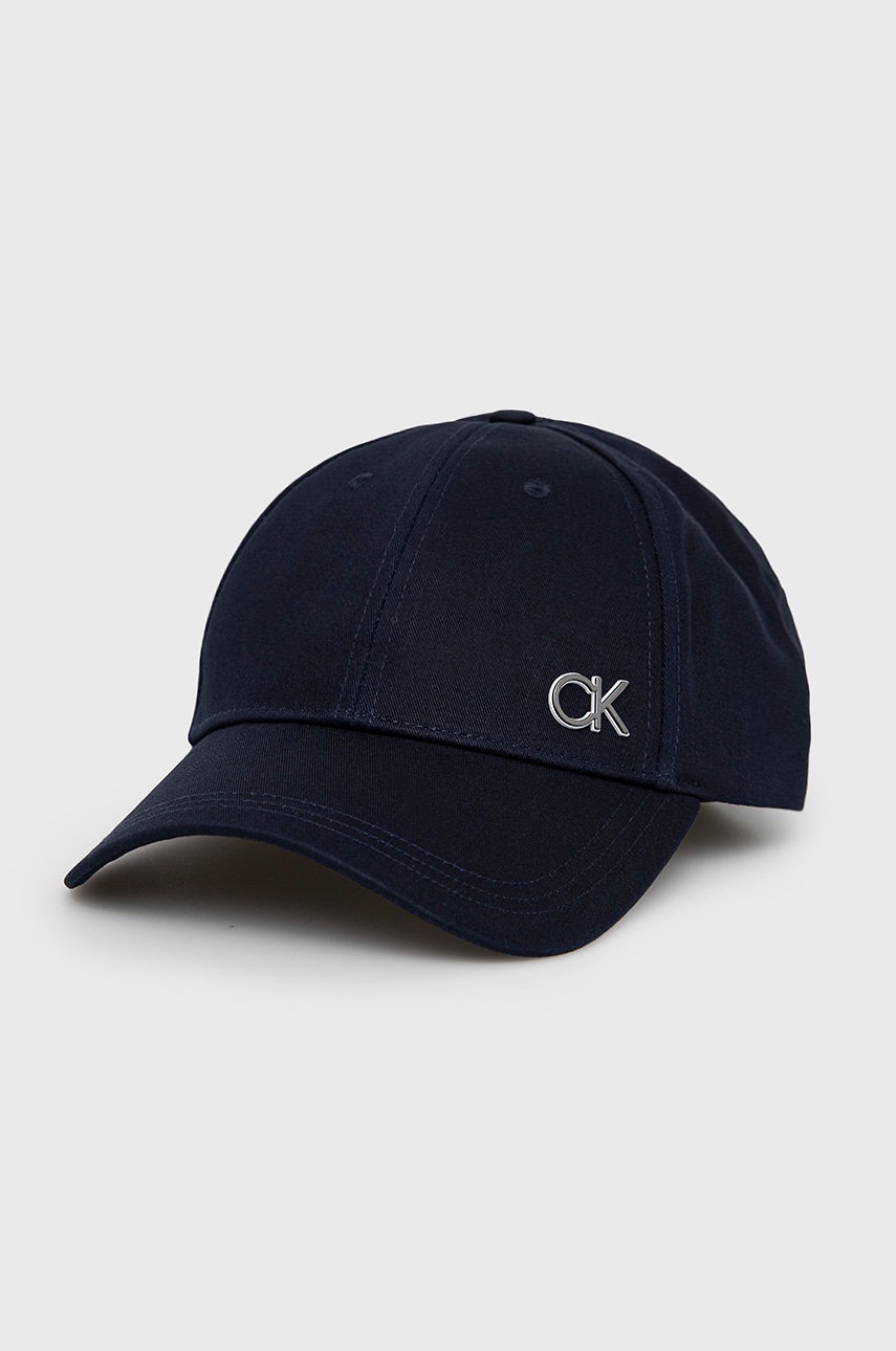 

Памучна шапка Calvin Klein в тъмносиньо с апликация, Тъмносин