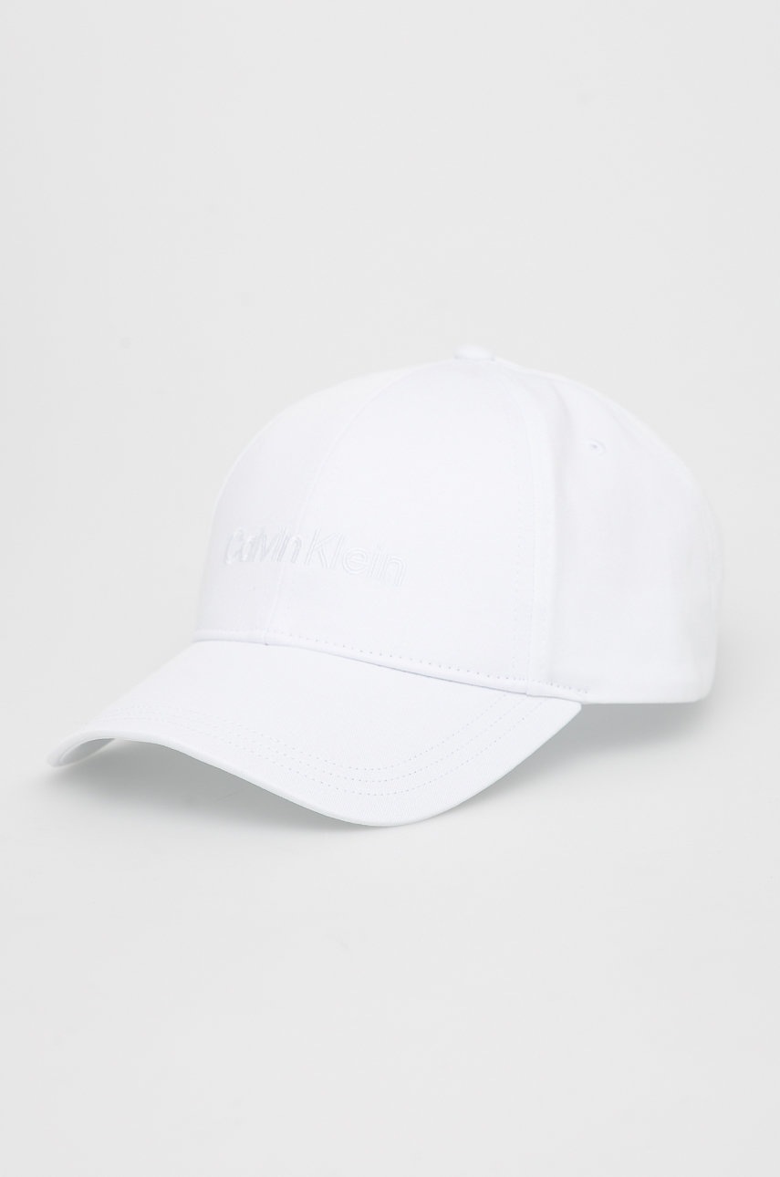 

Памучна шапка Calvin Klein в бяло с апликация, Бял