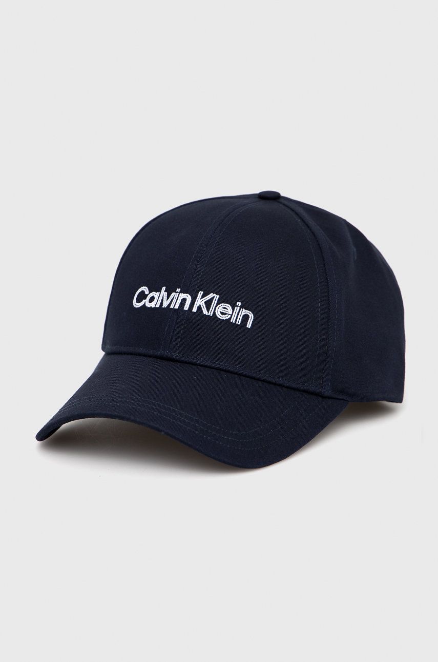 Calvin Klein czapka bawełniana kolor granatowy z aplikacją