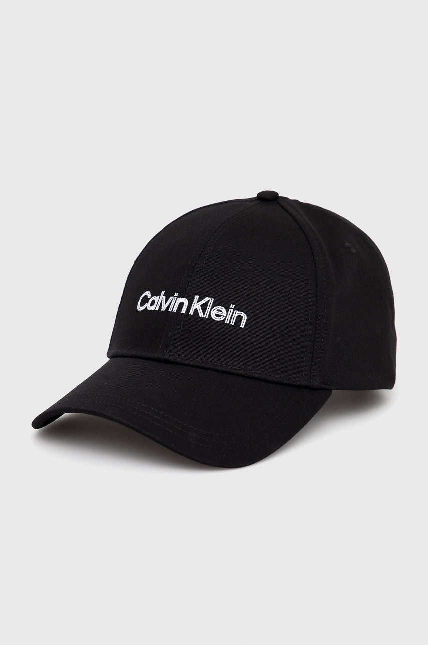 

Памучна шапка Calvin Klein в черно с апликация, Черен