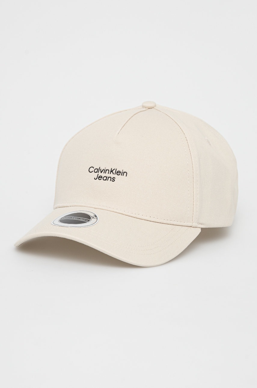 

Памучна шапка Calvin Klein Jeans в бежово с апликация, Бежов