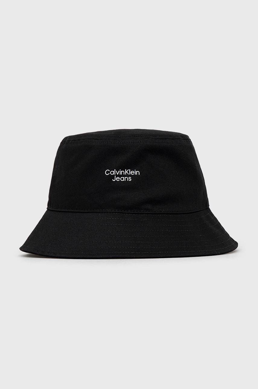 

Памучна капела Calvin Klein Jeans в черно от памук, Черен