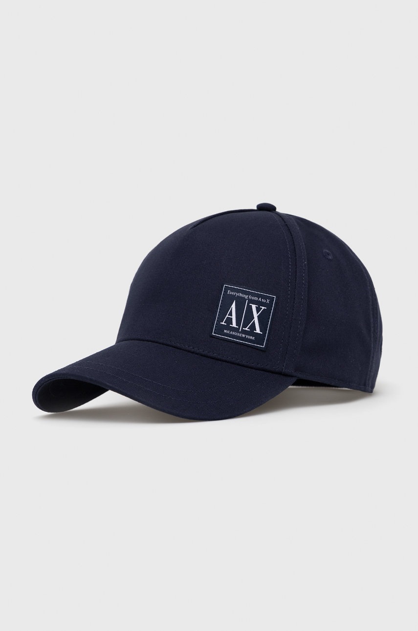 

Памучна шапка Armani Exchange в тъмносиньо с апликация, Тъмносин