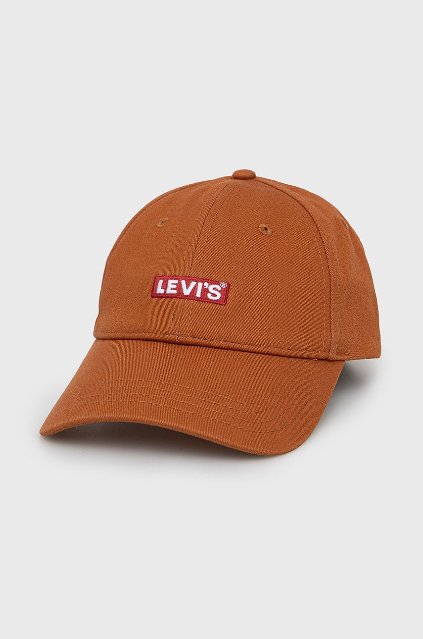 

Памучна шапка Levi's в кафяво с апликация, Кафяв