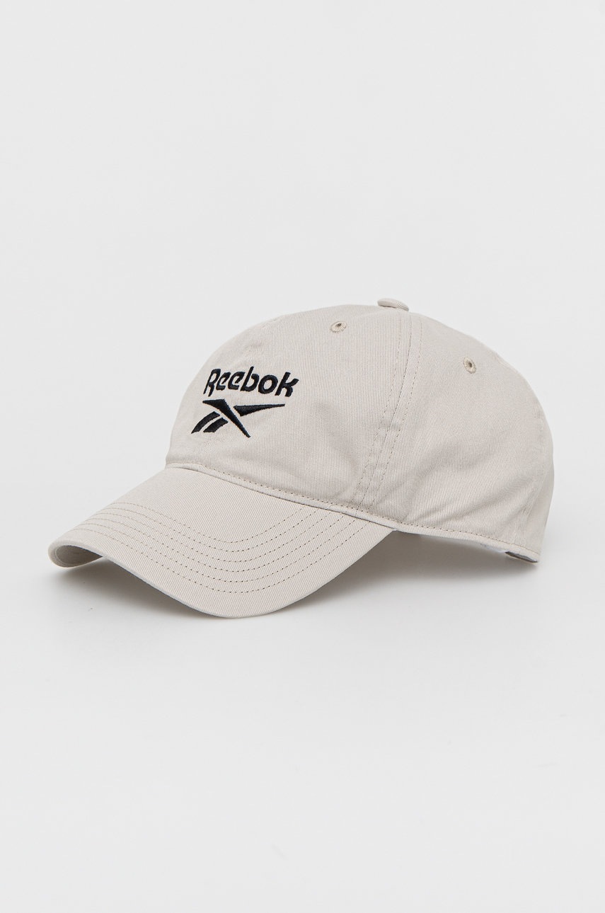 

Памучна шапка Reebok HD9887 в бежово с апликация, Бежов