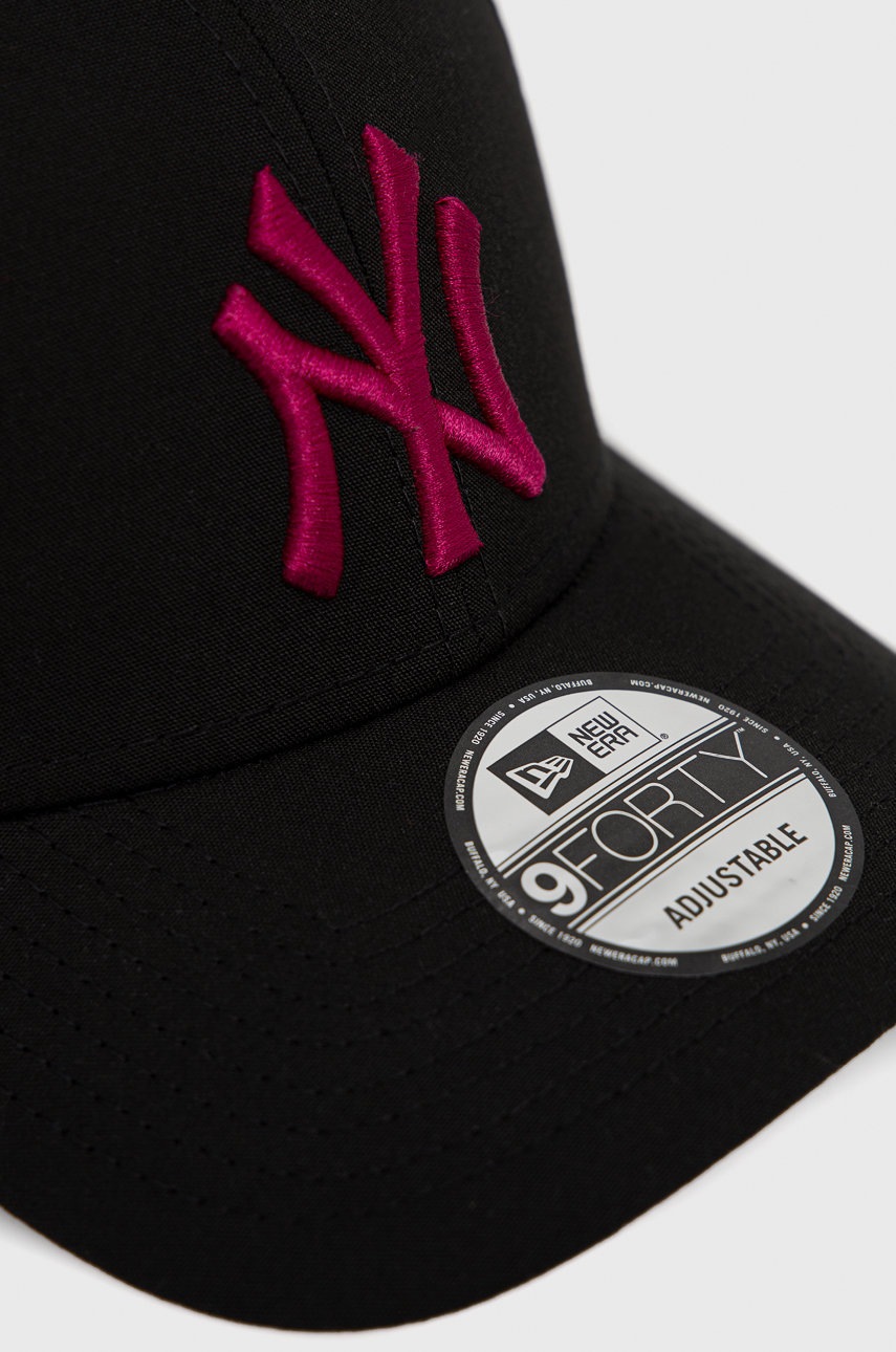 

Кепка New Era колір чорний з аплікацією